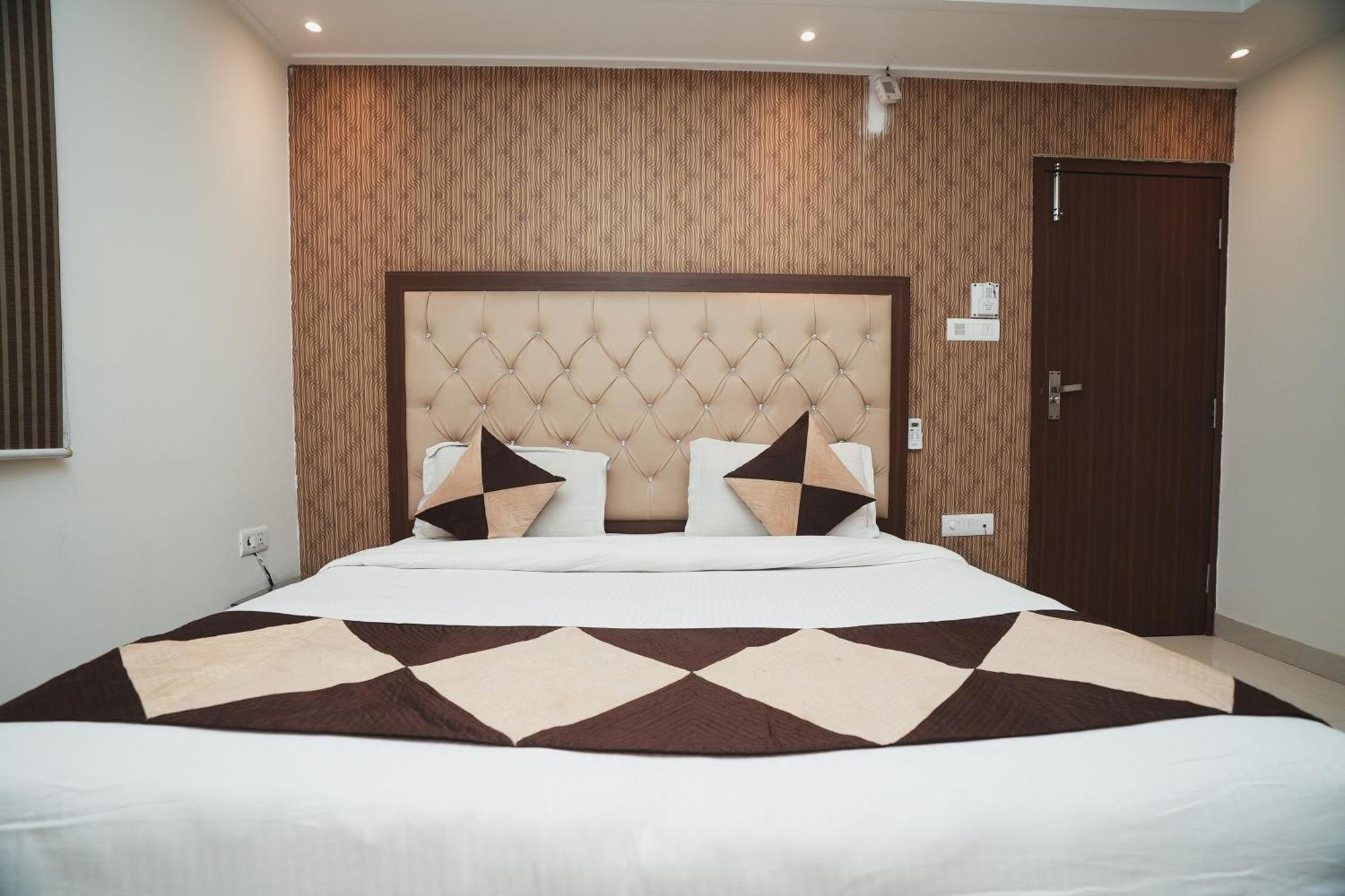 Hotel B Continental Delhi  Eksteriør bilde