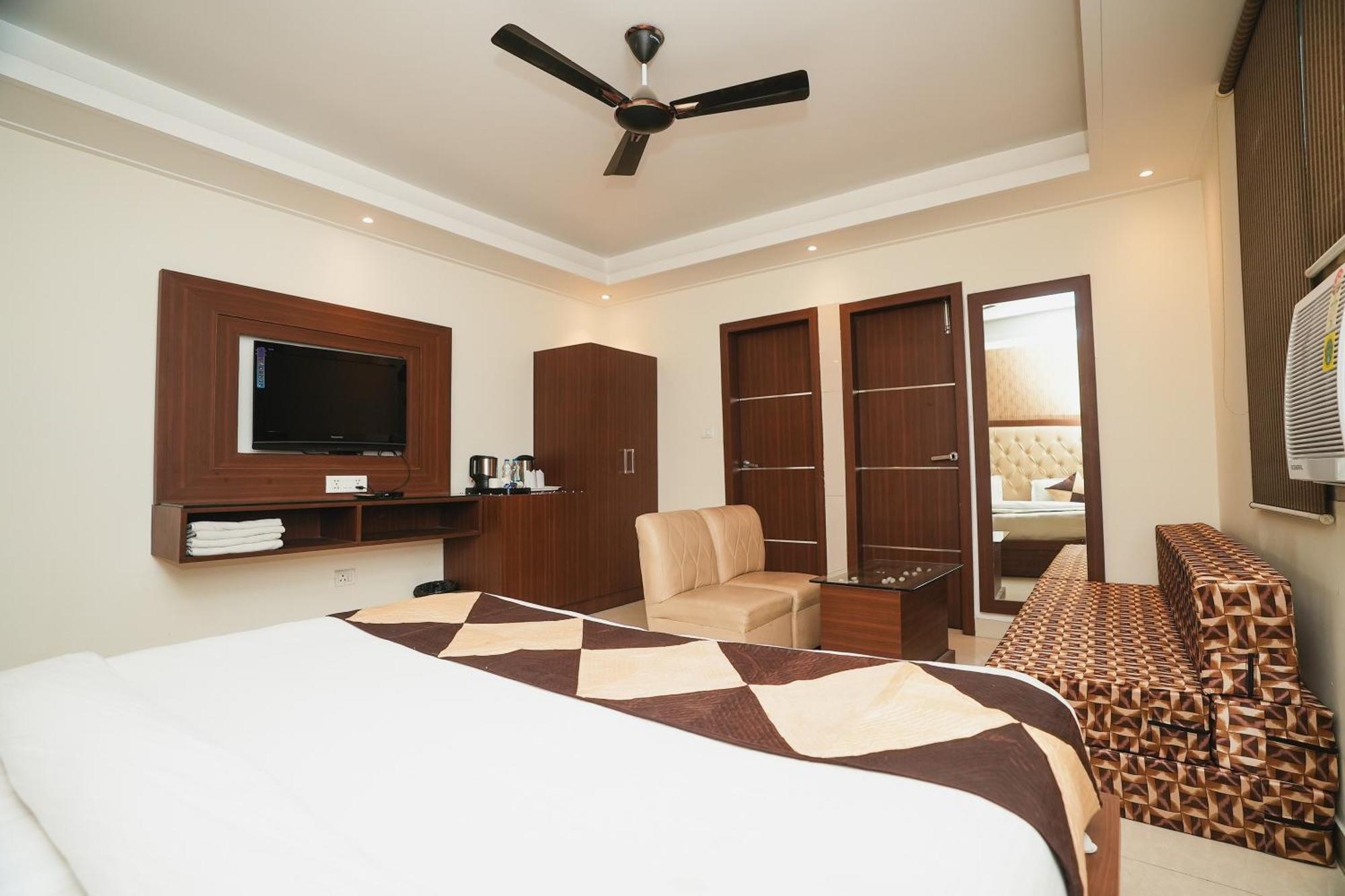 Hotel B Continental Delhi  Eksteriør bilde