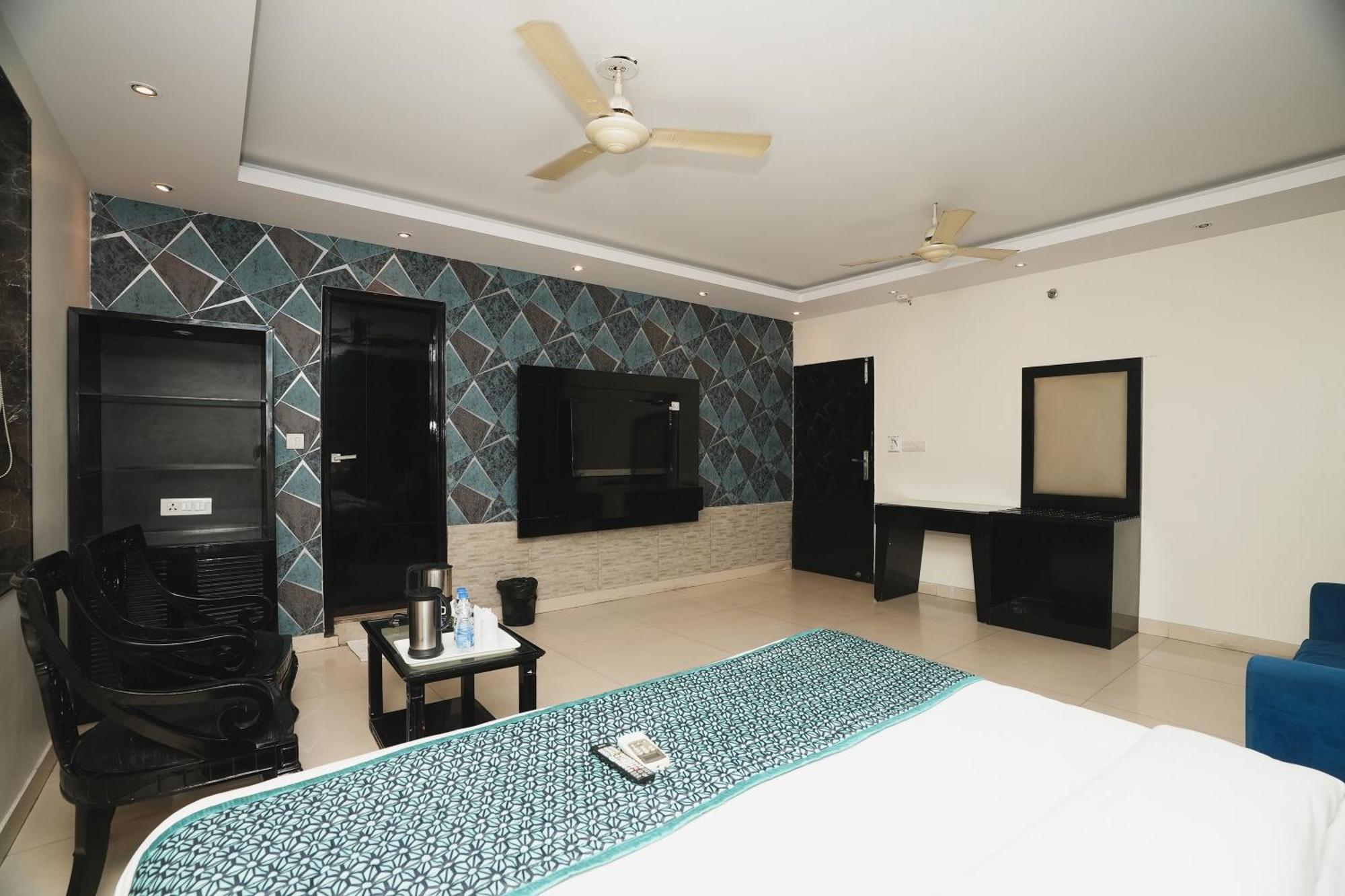 Hotel B Continental Delhi  Eksteriør bilde