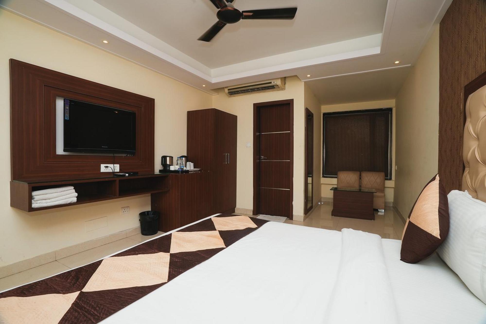 Hotel B Continental Delhi  Eksteriør bilde